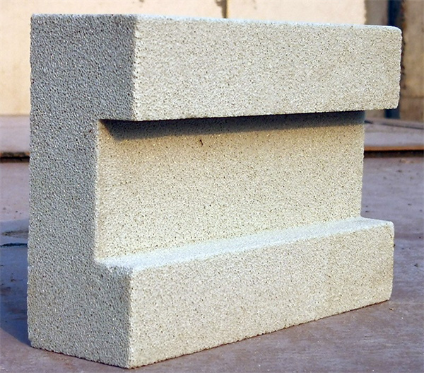 發(fā)泡陶瓷板及發(fā)泡陶瓷構(gòu)件